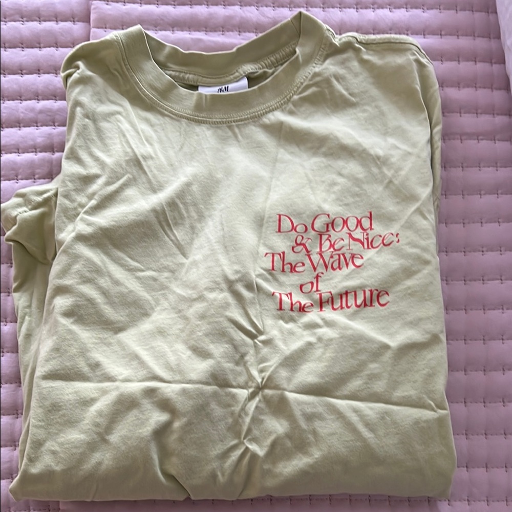 H&M Light Green T-Shirt with Text M
